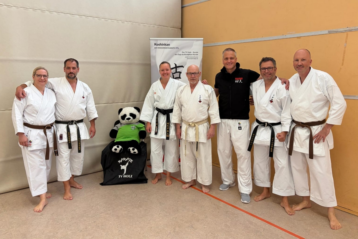 Karate Dojo Bad Salzuflen zu Besuch bei Lehrgang Selbstverteidigung / TV Holz