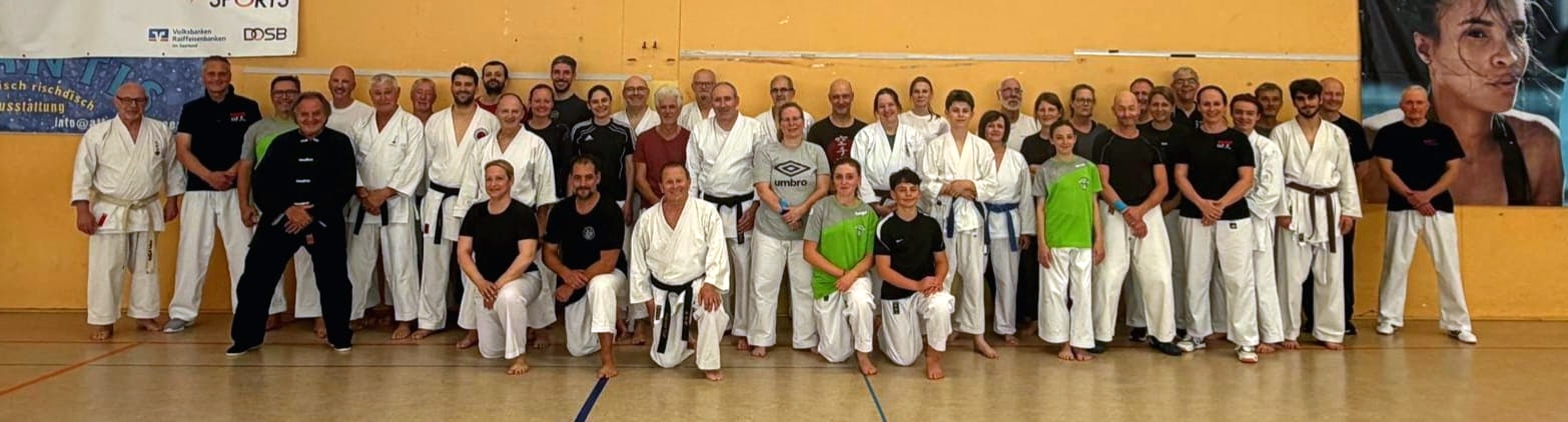 Karate Dojo Bad Salzuflen zu Besuch bei Lehrgang Selbstverteidigung / TV Holz
